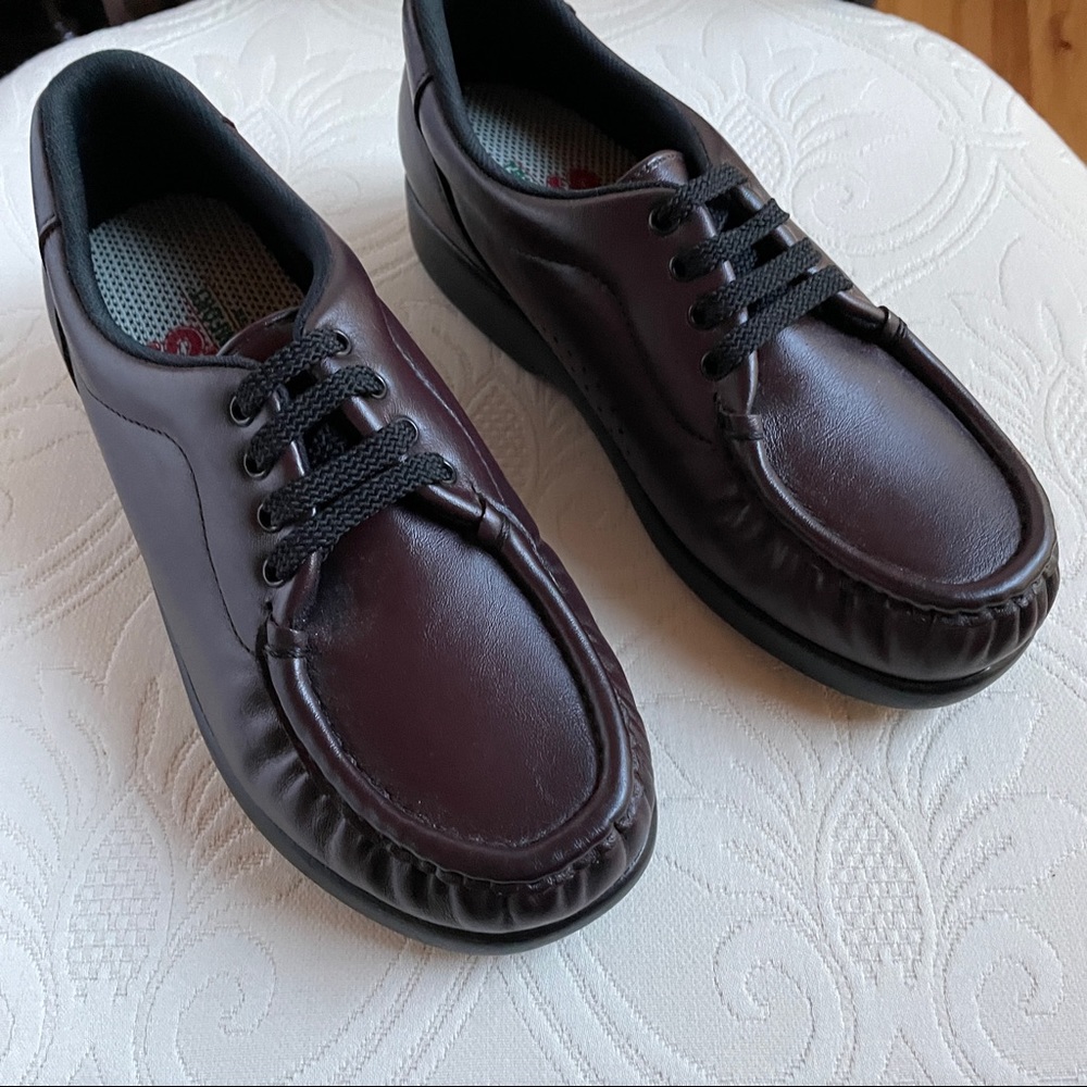 NWT SAS Women’s Bounce Maroon / deep red leather shoes